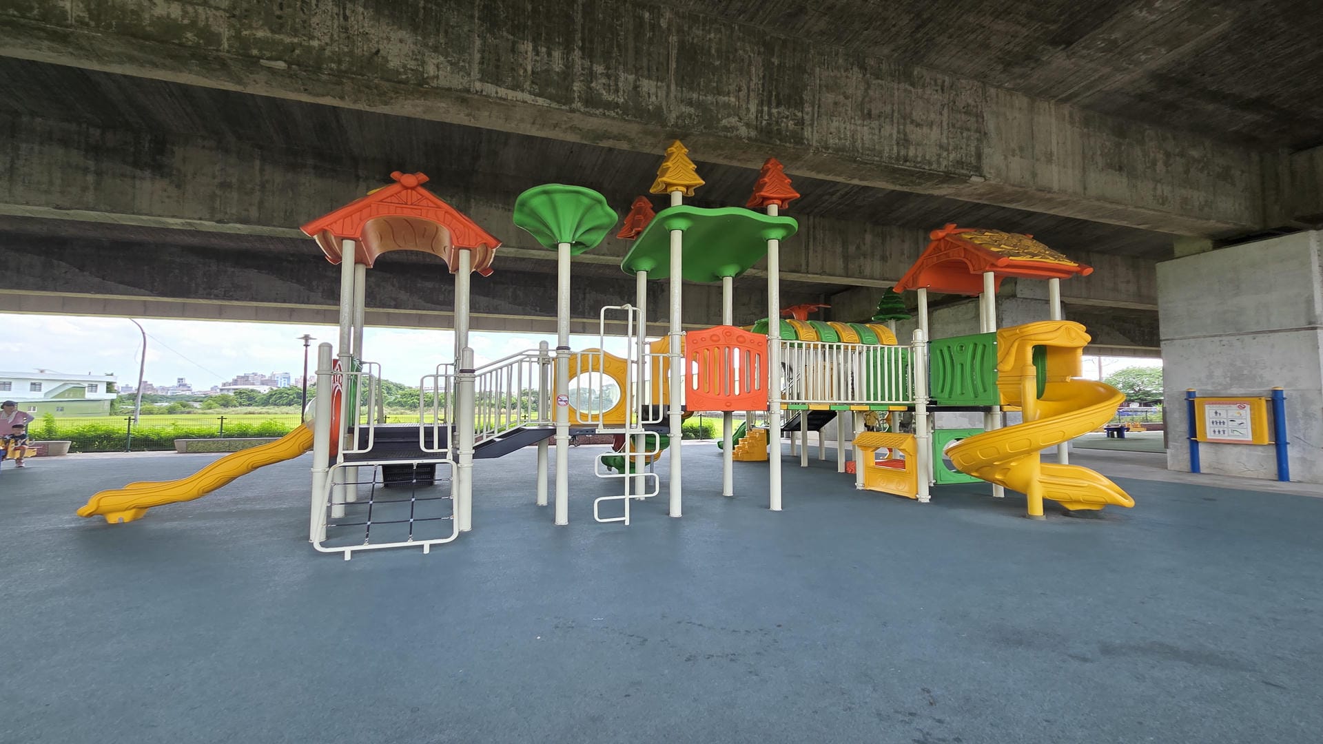國道2號橋下(國際路~玉山街段)